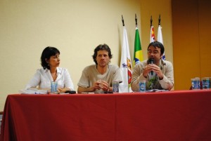 Na mesa, Beth Grimberg (Inst Polis), Eduardo Giesen (GAIA-Chile), André Abreu (France Libertés)