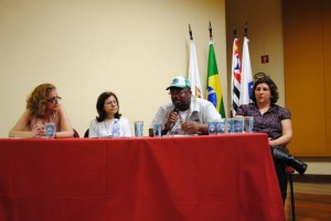 Na mesa, profa Waverli Maia, Maria Helena Ribeiro (Prefeitura de Guarulhos), Roberto Laureano da Rocha (coordenação do MNCR),  Elena Alves Silva (Univ. Metodista)